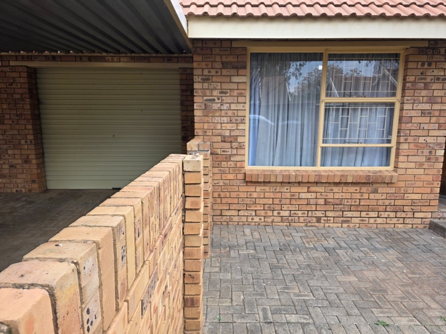 2 Bedroom Property for Sale in Langenhovenpark Free State